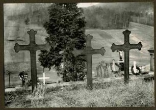 Friedhof. Gußeiserne Kleeblattkreuze, 1880