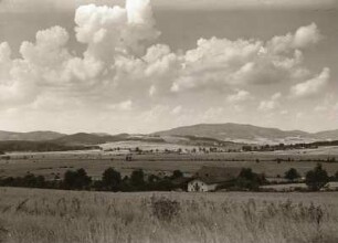 Oberpfalz. Blick von der Straße zwischen Weiding und Walting (südwestlich von Furth im Wald) nach Norden. Im Hintergrund das Reiseck