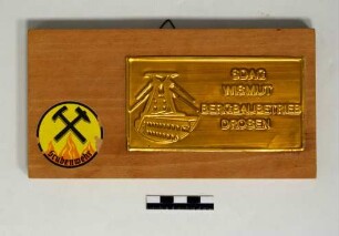 Holztafel mit Plakette "Bergbaubetrieb Drosen"