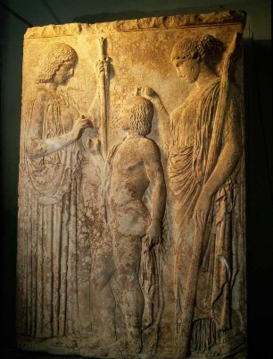 Weihrelief aus Eleusis. Demeter, Triptolemos, Persephone (Fragment) : Athen. Archäologisches Nationalmuseum. Großes eleusinisches Weihrelief an Demeter, Triptolemos und Persephone, um 430 bis 420 v. Chr. 2,20m hoch