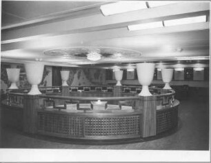 Passagierschiff "Boissevain" & MS Boissevain : Passagierschiff "Boissevain" (Stapellauf September 1936). Deckenöffnung mit Brüstung und Porzellanvasen (Ausstattung 1937; Deutsche Werkstätten AG Hellerau)