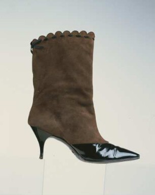 Stiefel aus Lack- und Velourleder mit Pfennigabsatz und Bogenkante am Einstieg (Archivtitel)