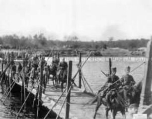 Deutsche Kavalleriesoldaten überqueren den Bug bei Ogrodniki