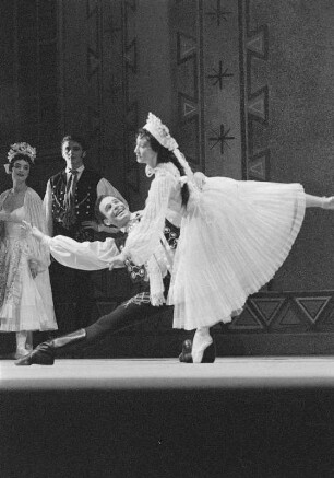 Szenenbilder aus dem Ballett "Coppelia" von L. Delibes, Libretto A. Saint-Léon und Ch. Nuitter, Deutsche Staasoper Berlin, Premiere 31.05.1956 : Ballett in drei Bildern