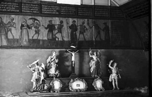 Bleibach: Beinhauskapelle mit Totentanz; Teil des Totentanzes mit Altar