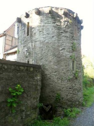 Stadtbefestigung-Ansicht im Nordwesten-Runder Wehrturm mit Schießscharten (Schlitzscharten) sowie Kragsteinen (Auflage) der einstigen Abschlußplattform