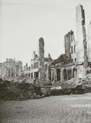Zerstörte Wohn- und Geschäftshäuser (Ecke Gewandhausstraße)