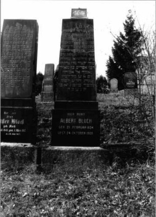 Grabstein 164 (Index: 100090471) Material: Granit Zustand: gebrochen/repariert Maße HxBxT: 188x47x22 cm Beschreibung: Obelisk, getreppter Sockel Besonderheit: Zitat Hiob 1, 8 und 2, 3: Grabstein 164