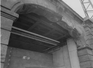 Hauptbahnhof (1892-1898). Ehemaliger Durchgang I im Ostbau. Untersicht auf Stahlüberbauten der Hochgleisanlage hinter sandsteinverblendeter Fassade : Dresden. Hauptbahnhof (1892-1898). Ehemaliger Durchgang I im Ostbau. Untersicht auf Stahlüberbauten der Hochgleisanlage hinter sandsteinverblendeter Fassade