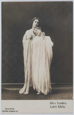 Alice Verden und Lotte Klein im Gewand : Alice Verden und Lotte Klein in einheitlichen Gewändern. Fotografie (Weltpostkarte, gelaufen an Werner Schoch) von Bruno Wiehr. Dresden, um 1915