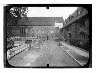 Rühn. Ehem. Zisterzienser-Nonnenkloster. Klosterkirche (M. 13. Jh.). mit Ostflügel von Süden
