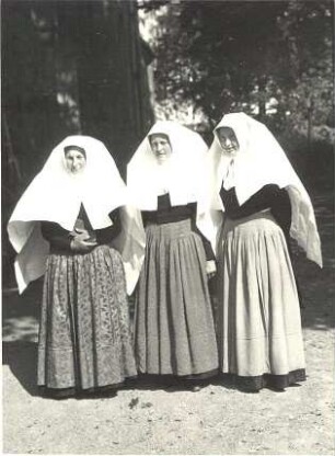 Kirchgangstracht mit weißleinenem Kopftuch aus Radibor : Kleidung - katholische Tracht. Ort: Radwor / Radibor. Kirchgangstracht mit weißleinenem Kopftuch (sorbisch: płachćička) (wird an Fronleichnam getragen)