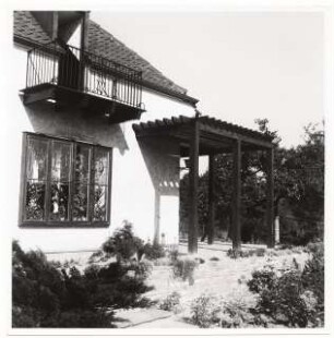 Garten am Landhaus van Beek am Seddiner See: Terrasse am Haus mit Pergola