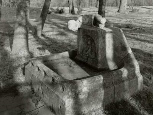 Brunnen mit wasserschöpfendem Knaben