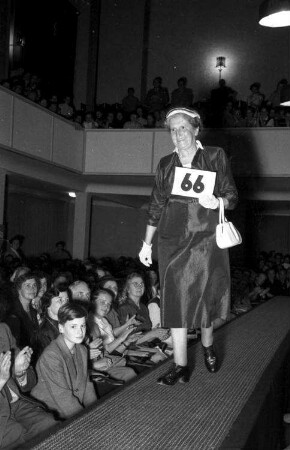 Freiburg: Paulussaal; 1. Amatuer-Modenschau; selbst geschneidert, selbst vorgeführt; "66"