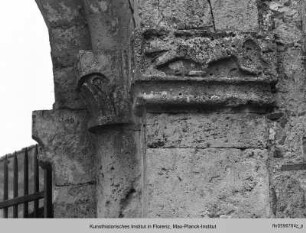 Blattkapitelle und Reptilrelief