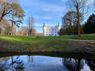 Ahrensburg: Herrenhaus (Museum Schloss Ahrensburg): Nordseite, davor Park und äußerer Graben