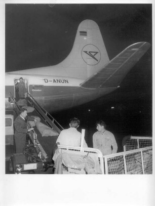 Frankfurt (Main). Flughafen. Postsäcke werden mittels Förderband in ein Flugzeug verladen