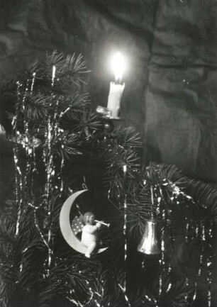 Engel auf Mondsichel am Weihnachtsbaum, Holz, gedrechselt, bemalt (Firma Wendt & Kühn, Grünhainichen), 1. Viertel 20. Jahrhundert