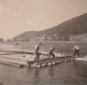 Ufer der Elbe mit Floßbauplatz. Einbindung des Floßes. Drei Flößer mit Floßhaken rücken ein Überband (Kliste) zurecht : Elbsandsteingebirge. Ufer der Elbe mit Floßbauplatz. Einbindung des Floßes. Drei Flößer mit Floßhaken rücken ein Überband (Kliste) zurecht