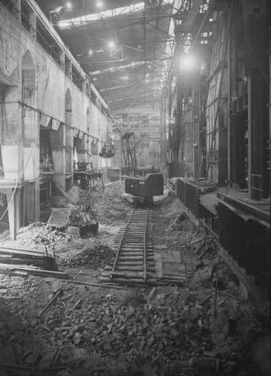 Industrie-Kraftwerk. Zerstörtes Kesselhaus III, Innenansicht während Enttrümmerung mit schienenverfahrbarem Dapfkran : Lauta (Niederlausitz). Industrie-Kraftwerk. Zerstörtes Kesselhaus III, Innenansicht während Enttrümmerung mit schienenverfahrbarem Dapfkran