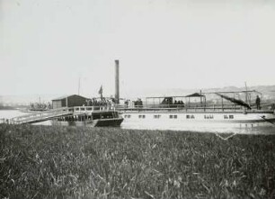 Anlegestelle mit Landungsbrücke und Personen-Seitenraddampfer