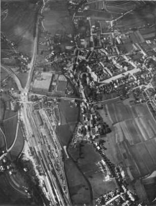 Adorf im Vogtland, links große Güterbahnhofsanlagen und Fabrikgebäude