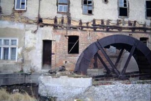 Gebäude der Mühle mit Mühlrad