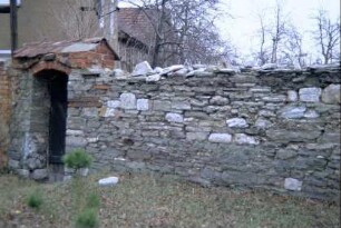 Friedhofsmauer mit Pforte
