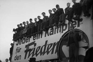 Zuschauer eines Fußballspiels im Heinz-Steyer-Stadion