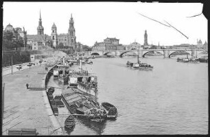 Dresden. Terrassenufer mit Dampfern, Hofkirche, Oper, Brücke