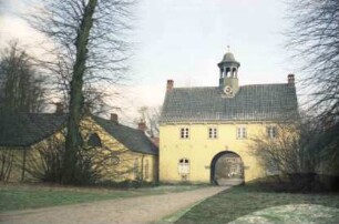 Gut Jersbek: Torhaus: Blick von Straße Allee: durch Torbogen Blick auf Herrenhaus: vorne Zufahrt, links Nebengebäude
