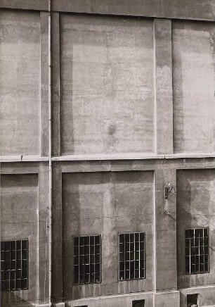 Hochbunker, Werkstattseite, Rissbildung 1