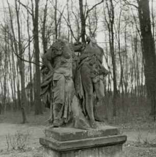 Bacchus mit Bacchantin : Naundorf-Hof, Neues Schloss, Schlosspark, Skulpturengruppe Bacchus mit Bacchantin im großen Rondell