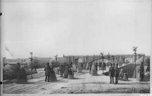 Glauchau, Muldenbrücke mit Festzug am 25. August 1857 : Glauchau, Muldenbrücke mit Festzug am 25. August 1857 (Linie Dresden-Werdau). Lithographie