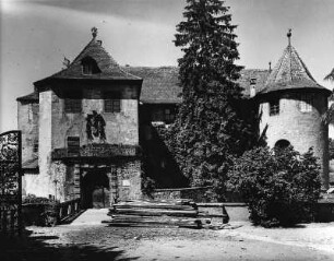 Meersburg. Altes Schloß (Baubeginn 1334, Umbauten 1501/1900). Torseite