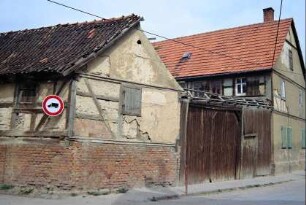 verfallener Bauernhof an Straßenecke