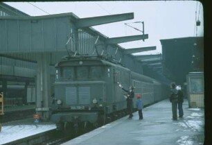 Stuttgart Hbf. Gleis 6 Lok 144 118 S-BB Übergabe Bremszettel Lokführer Zugführer