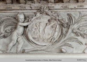 Stuckfries mit Putten, Festons und türkischen Trophäen : Szenen aus der Geschichte Apolls : Apoll und Daphne