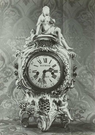 Meyer, Friedrich Elias d.Ä. (1723 Erfurt - 1785 Berlin). Die Zeit. Porzellanplastik am Uhrgehäuse Pendule, Kleemeyer, Berlin um 1760. Potsdam: Sanssouci, Porzellanausstellung 1963.