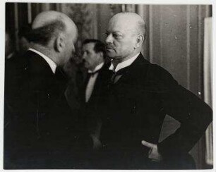 Gustav Stresemann im Gespräch mit dem jugoslawischen Außenminister Wojislaw Marinkowitsch in Genf. von links: Woijslaw Marinkowitsch, Gustav Stresemann