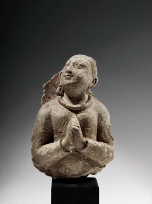 Mann mit Tonsur und Scheitellocke und einfacher Robe, die Hände verehrend zusammen gelegt (anjali-mudra)