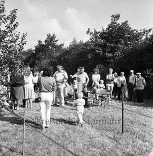 Dorffest: Eierlaufen: vorne die Strecke, dahinter Kinder und Erwachsene