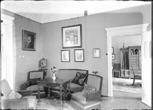Wohnung der Familie Knochenhauer, Sitzgruppe in einem Salon mit Blick durch die Schiebetür in ein Nachbarzimmer : Kattowitz, Friedensstraße 2. Wohnung der Familie Knochenhauer, Sitzgruppe in einem Salon mit Blick durch die Schiebetür in ein Nachbarzimmer