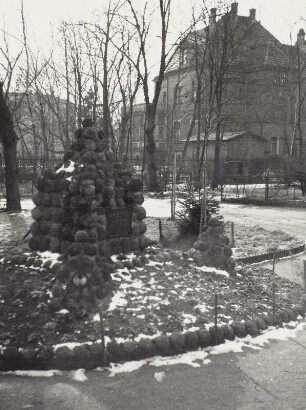 Leipzig, Kugeldenkmal : Kugeldenkmal (aus Kugeln von der Völkerschlacht bei Leipzig). Mittelstraße & Marienstraße