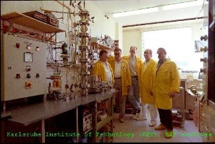 Labormitarbeiter neben einer unbekannten Versuchsanlage am Institut für Technische Chemie/Bereich Chemisch-Physikalische Verfahren (ITC/CPV)