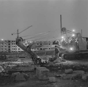 Dresden. Wohnungsbau, mit Bagger