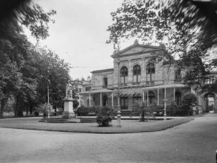 Deutschland. Bad Kissingen. Regentbau im Kurgarten, im Vordergrund Denkmal Ludwig I.