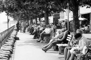 Meersburg: Uferpromenade mit Publikum