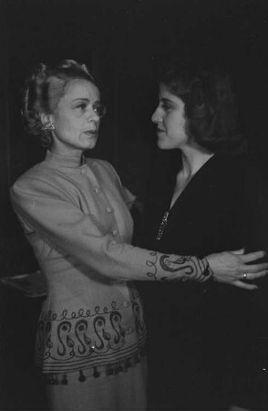 Szenenbilder aus dem Stück "Auf der anderen Seite" von Lillian Hellman am Hebbel-Theater Berlin